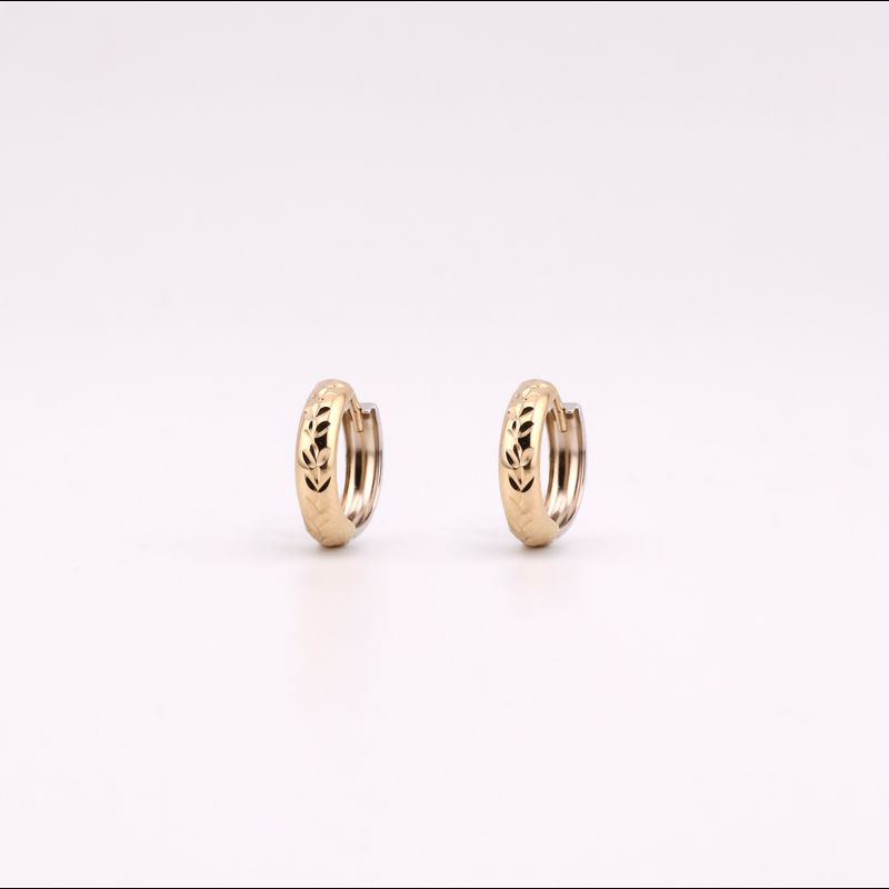 Aretes Huggies Dos Tonos Con Diseño 14k 1.2g