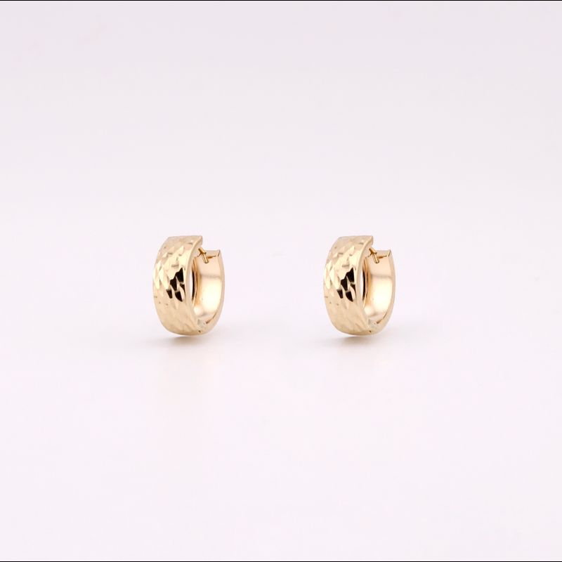 Aretes Huggie Ancho Diamant.   14k 2.2g